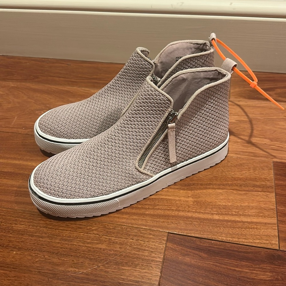 Steve Madden lavender booties Sz 5Y never worn smoke free home